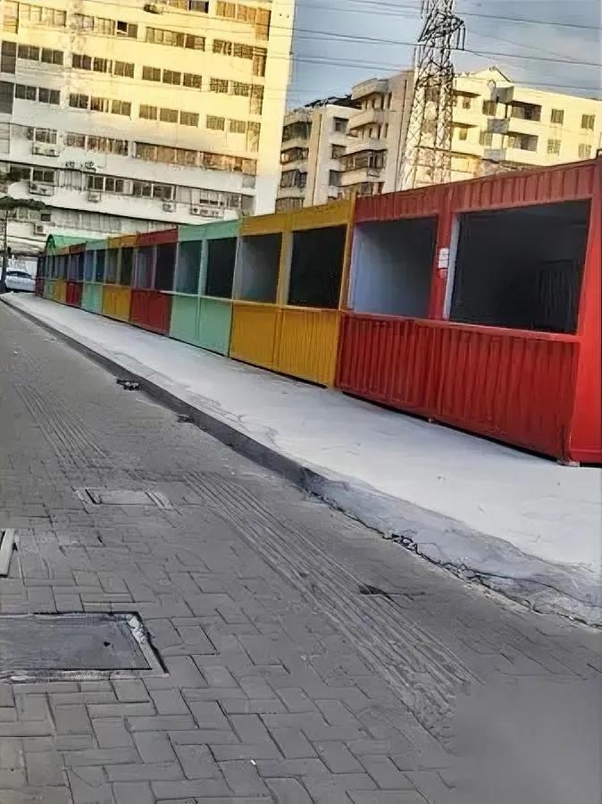 夜市摊位咋全空了？

路过停车场吓一跳

去年搭的铁皮货柜仓，本该热闹的国庆档，