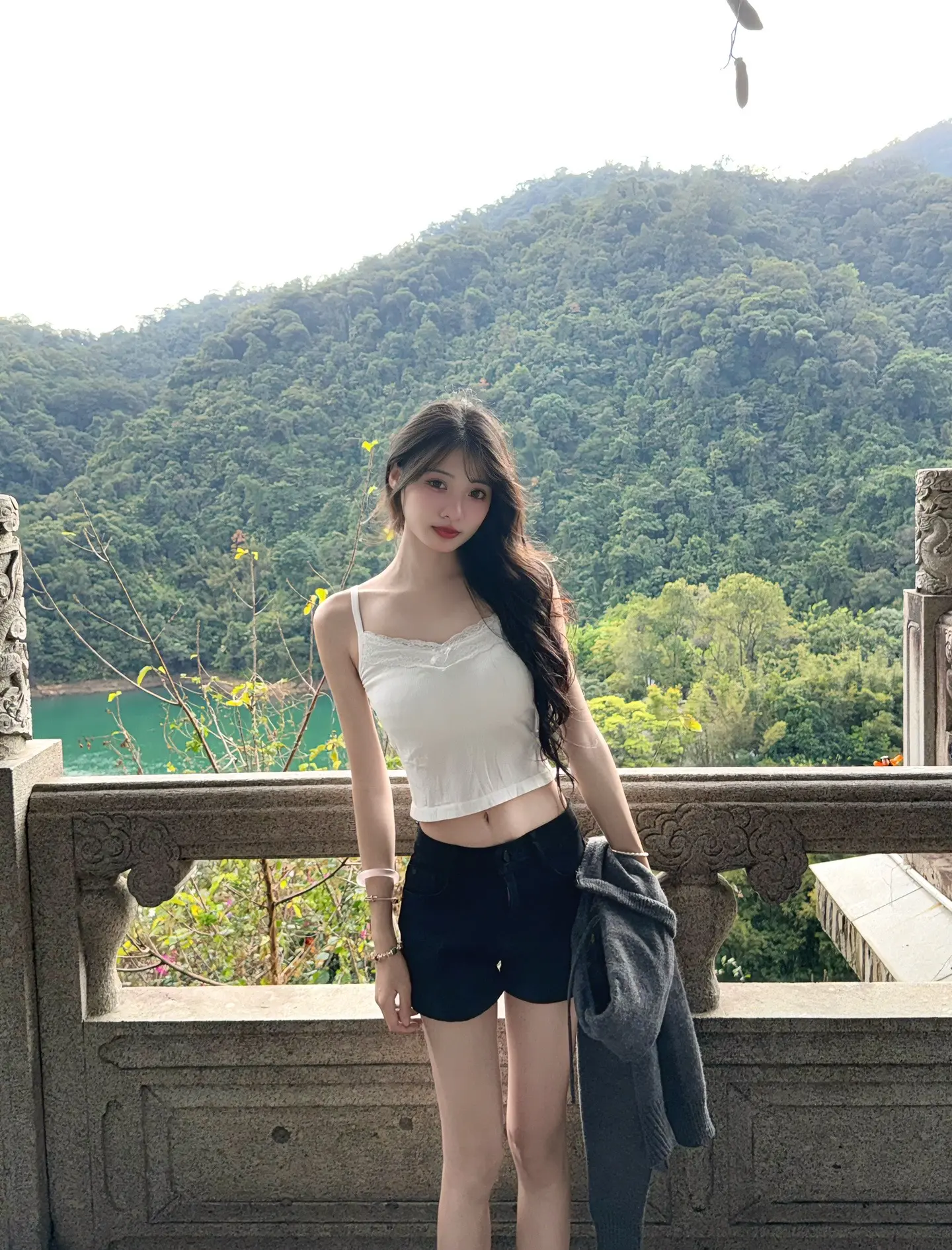 春天不适合告别 我把信纸叠了又叠。