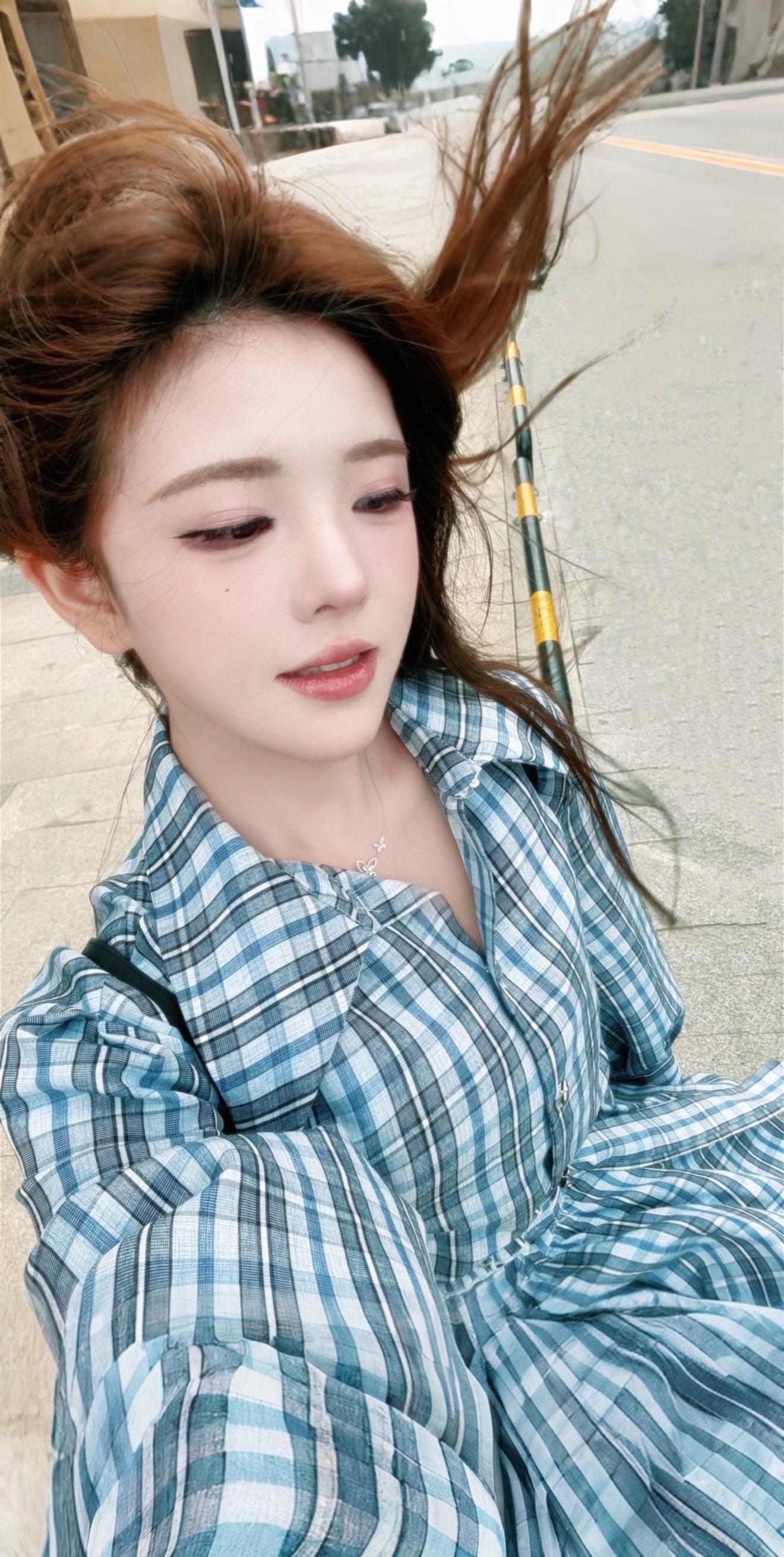 第一次听这歌是在火车上 邻座大哥说这歌得闭眼感受  我信了他的话 一睁眼行李没了