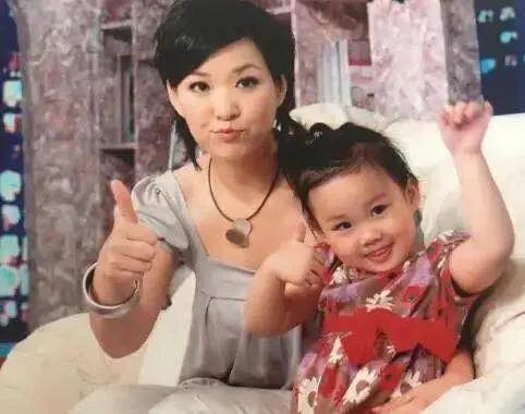 主持人李静对女儿万般宠爱，对她有一点要求：“如果你意外怀孕了，不知道怎么办，一定