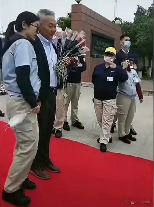 让人想不通的是，佳能老总的离开，竟然让这么多的员工泪洒现场。
中山佳能工厂的关门