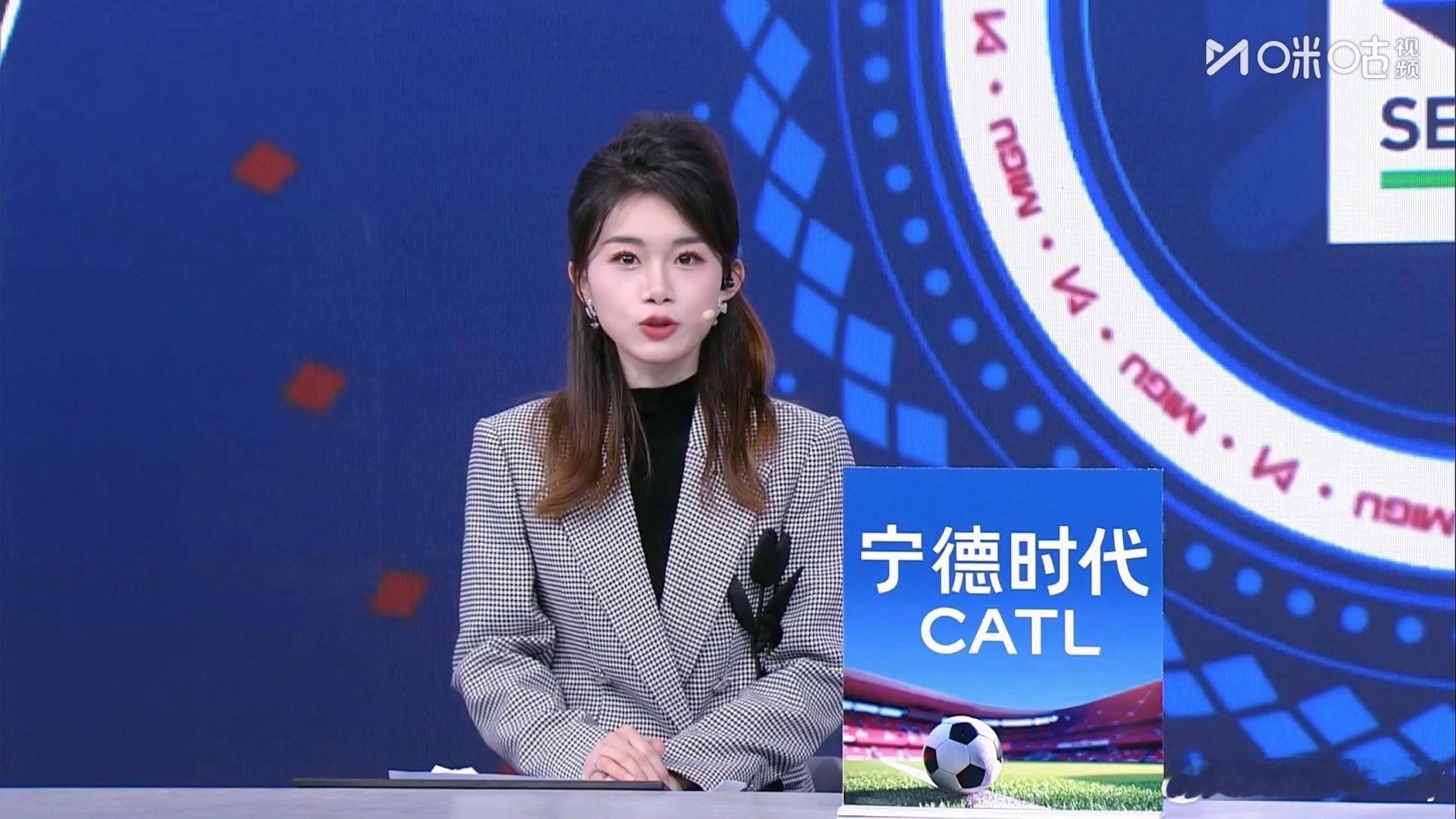 昨天北京下雪降温，保暖起见穿了羊毛高领+羊毛西服…还有雪地靴…结果到了发现换了个