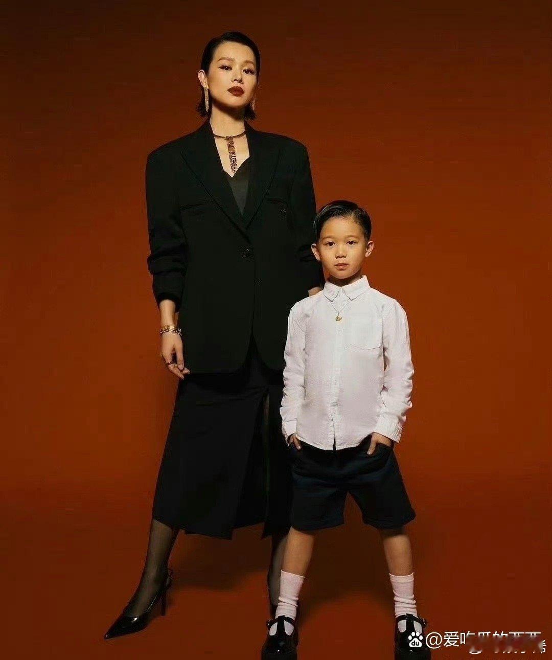 胡杏儿和大儿子同框，有一种时光穿越的感觉，大儿子实在太像爸爸了。 ​​​