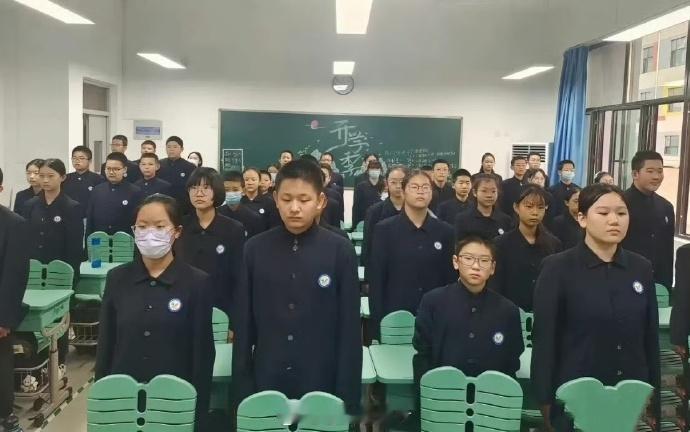 某地的校服，大家觉得好看吗？
上课老师喊“起立”，估计心里都麻了！