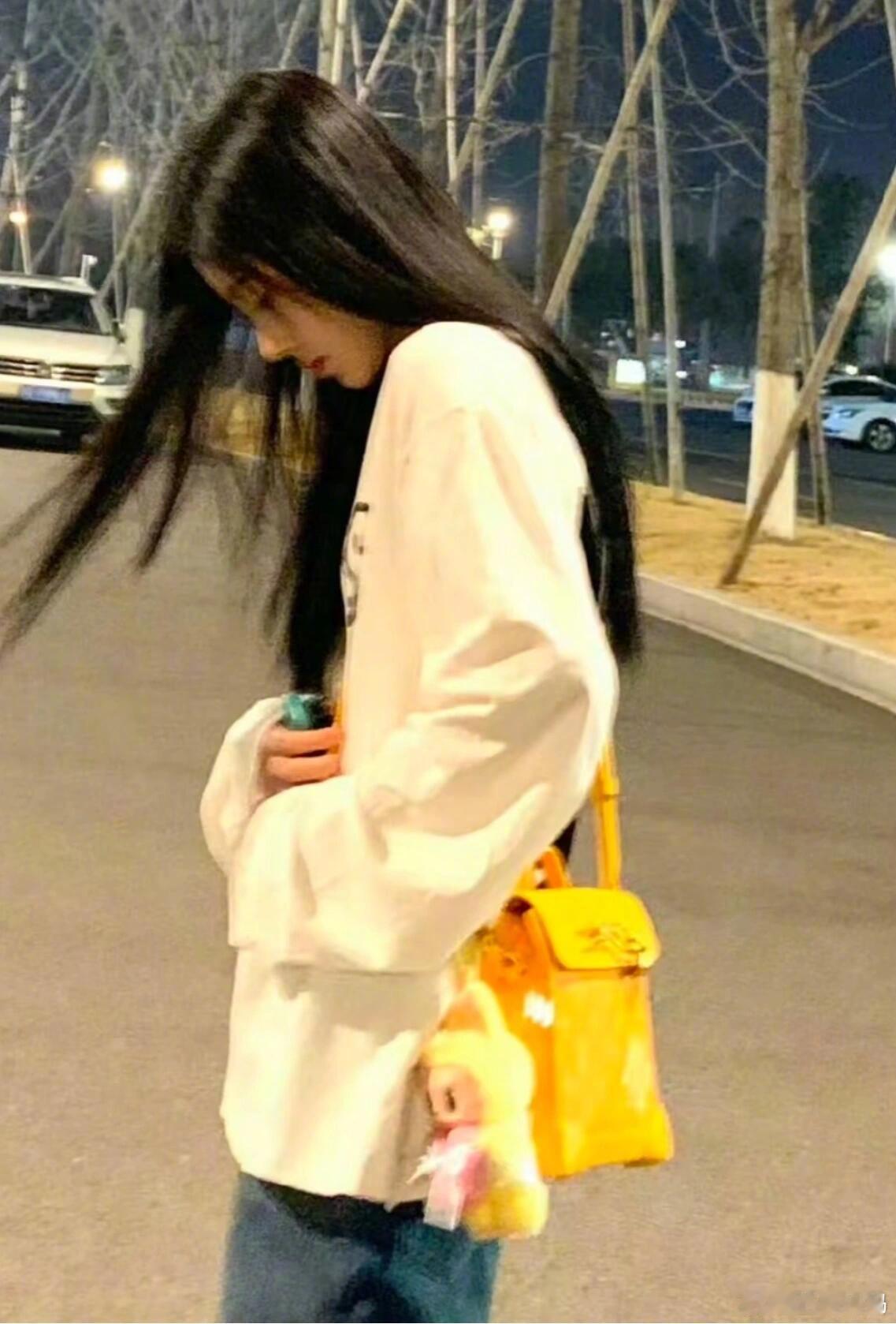于正的Labubu于正也是蹭上顶流labubu热度了 ​​​