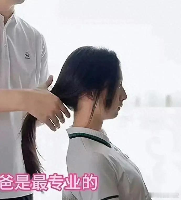 17 岁森碟现身北京合生汇，素颜买仓鼠，下巴矫正后模样愈发清秀。 ​​​
