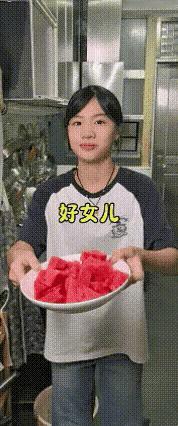 女儿蹲厨房啃瓜皮，爸爸瞬间红了眼。傍晚下班回家，楼道里褪去了白日的喧嚣，男人拖着