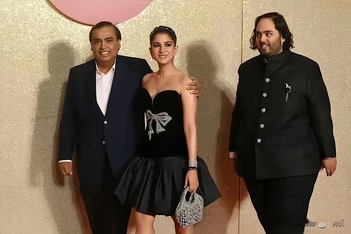 印度首富安巴尼出席活动，当众搂穿短裙的儿媳妇肩膀，姿态亲昵又自然，其儿子跟在身后