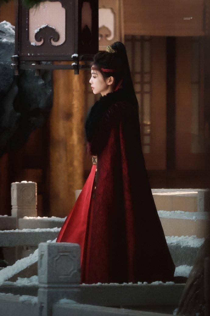 白鹿红衣抹额  白鹿李佩仪雪中舞剑路透  白鹿红衣抹额，是雪中舞剑的李佩仪，咱就