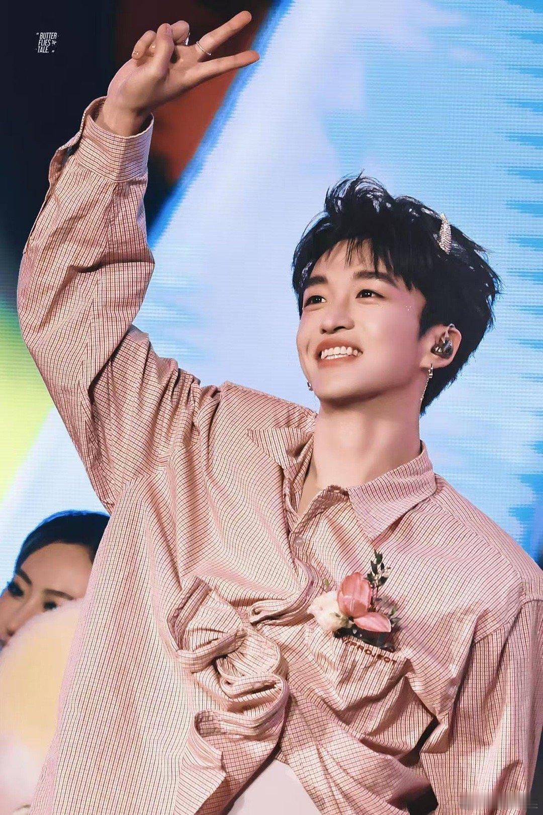 黄子弘凡别玩了黄子弘凡就玩 黄子弘凡太懂可爱了！候场玩戒指被抓包还摇头晃脑，小动