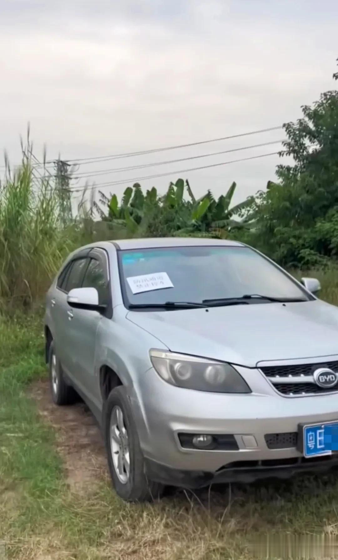 荒地、闲置地都是当地村集体的土地，跟着主人流浪的车车不再似从前那么自由，不是经常