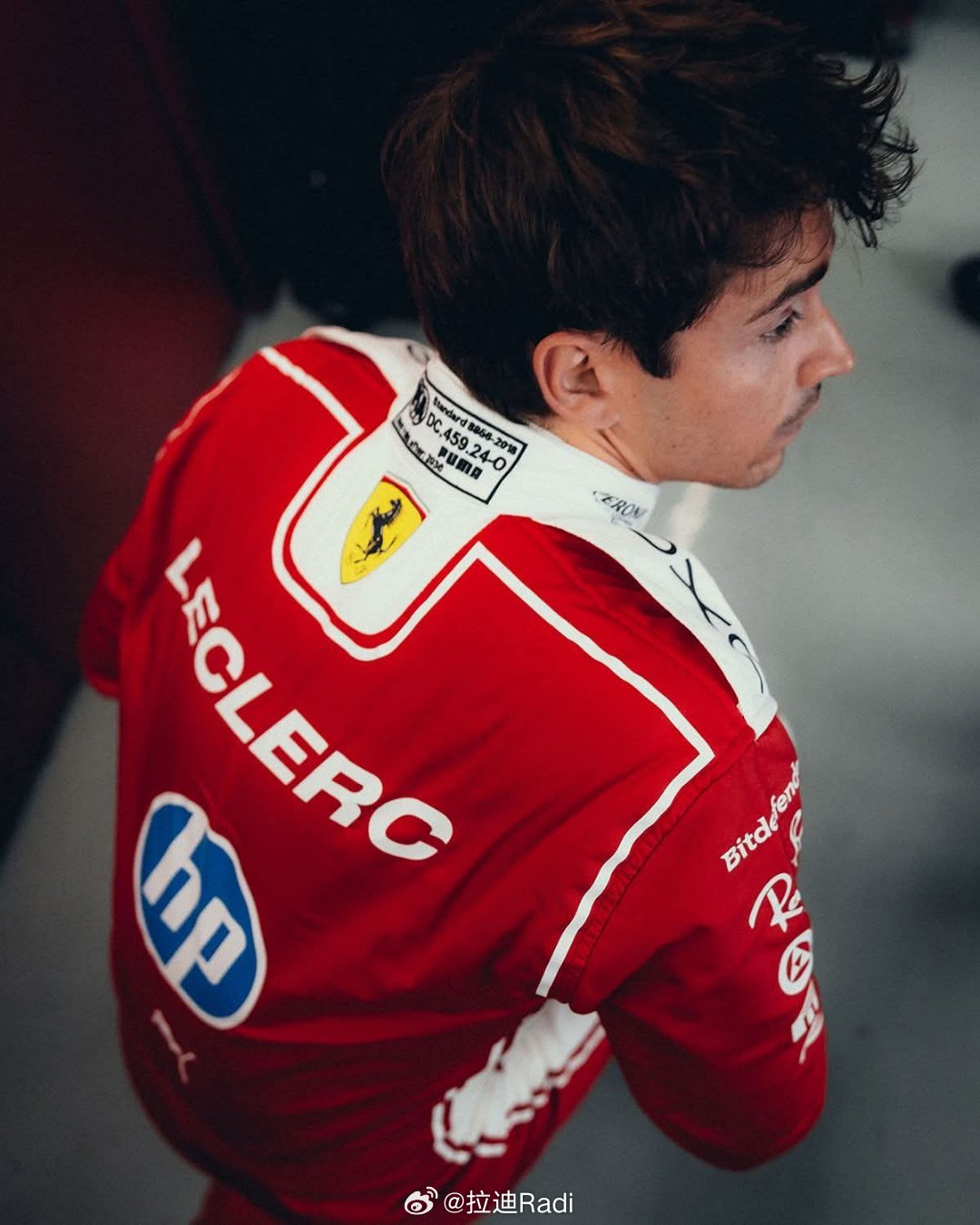 f1 英语老师说：我觉得勒克莱尔最大的优势就是他的年龄。两人实力非常接近，但最终