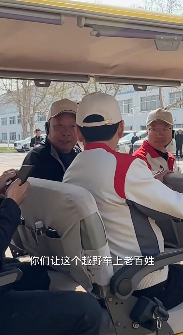 梦幻联动啊，于东来和魏建军坐一块儿了。这两人都是我觉得在其行业里，敢说真话的人。