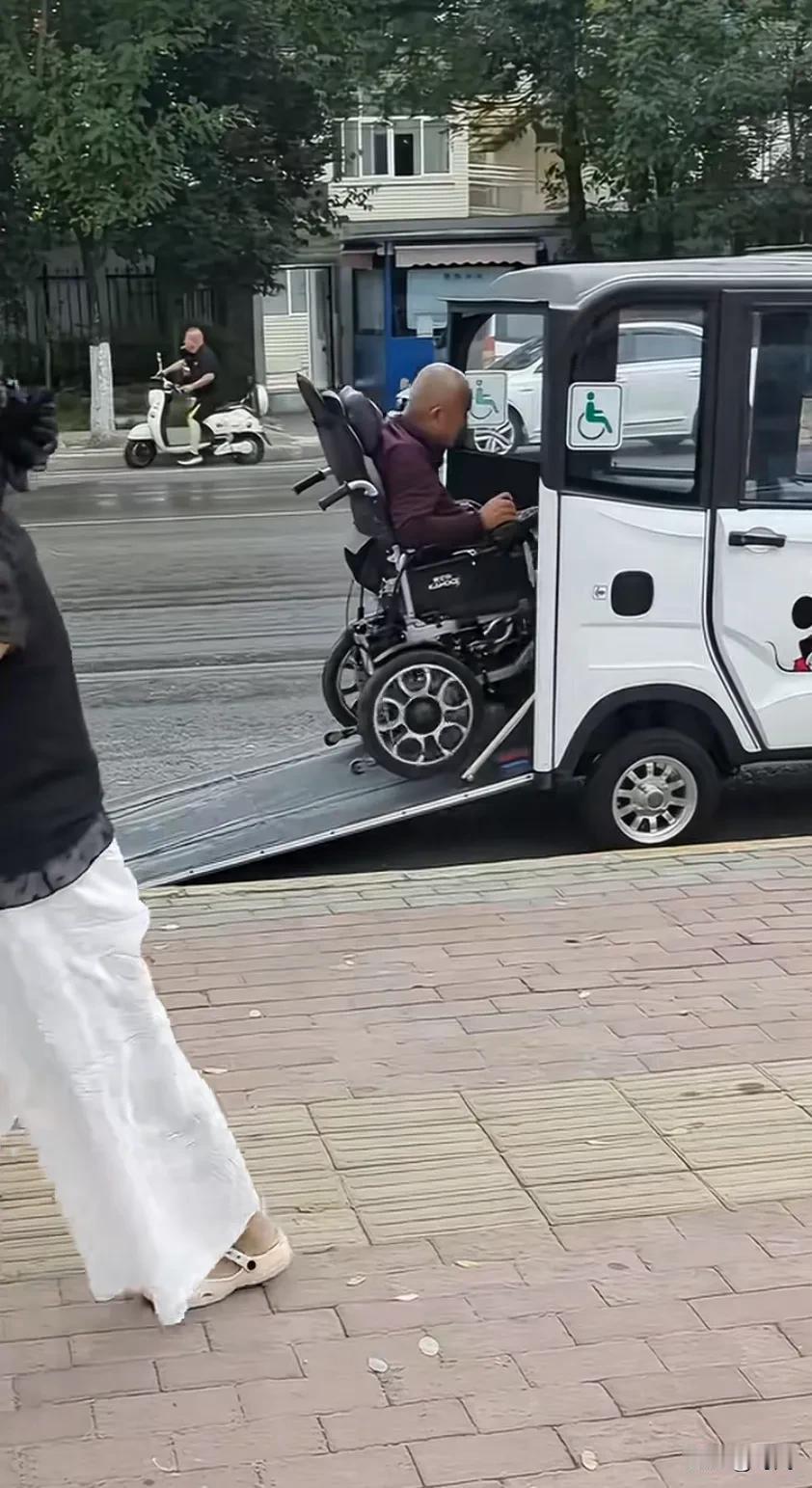 国产新势力每天吹自己的车多么高级，我觉得还没这个老头车高级！看看别人真正的无障碍