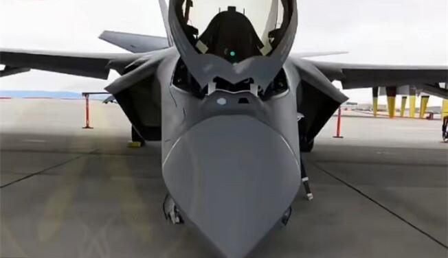 世界最先进的F-35战斗机向大家拜年了。
F-35战斗机已经下跪过很多次了，F‑