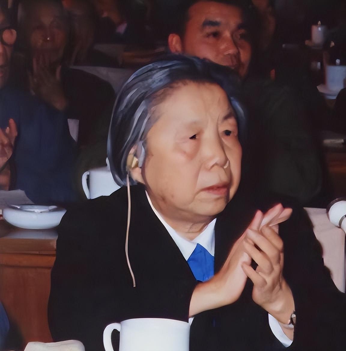 1992 年 7 月 11 日的清晨，北京的天空透着些许微凉。当时针指向 6 点