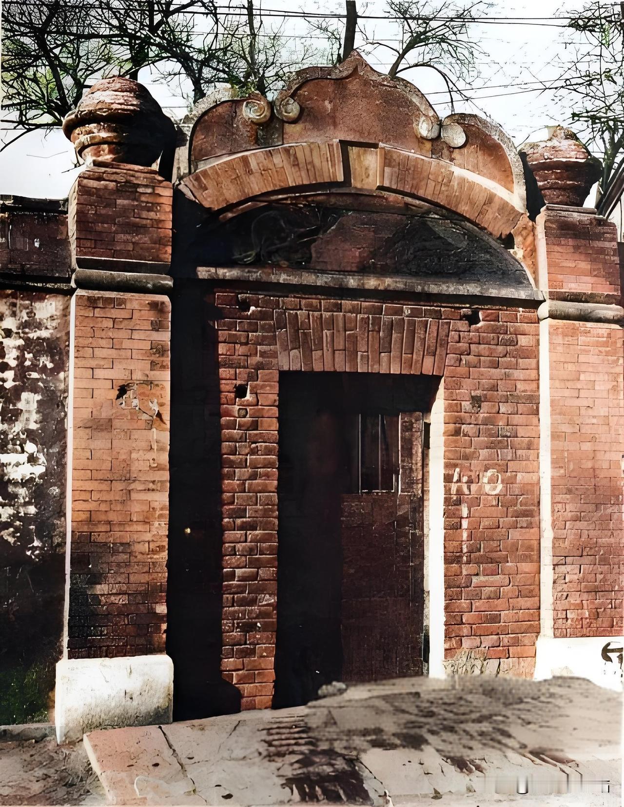 京师同文馆，1862年正式开办，为清末首所官办外语学校，旨在培养翻译人才以应对外