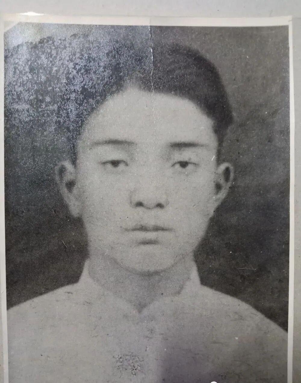 井国彦（1908—1934.8.7)又名井东友。河北省曲阳县七里庄村人。
出身贫