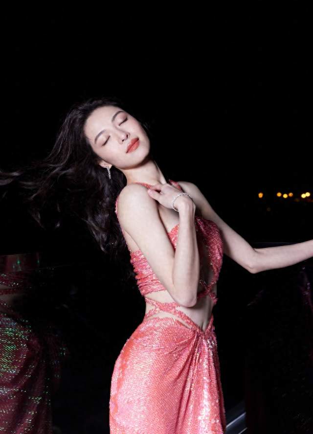 钟楚曦深夜赶飞机，凭什么把机场走成红毯？