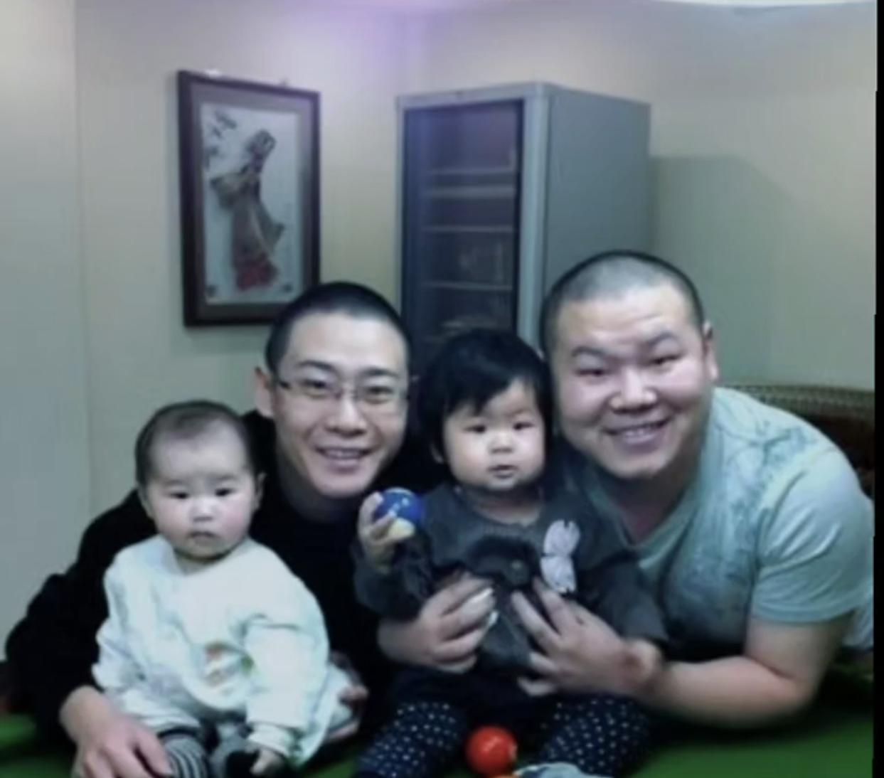 岳云鹏和栾云平相聚台球室，栾云平抱着大女儿，岳云鹏抱着他的小女儿。一晃多年，两个