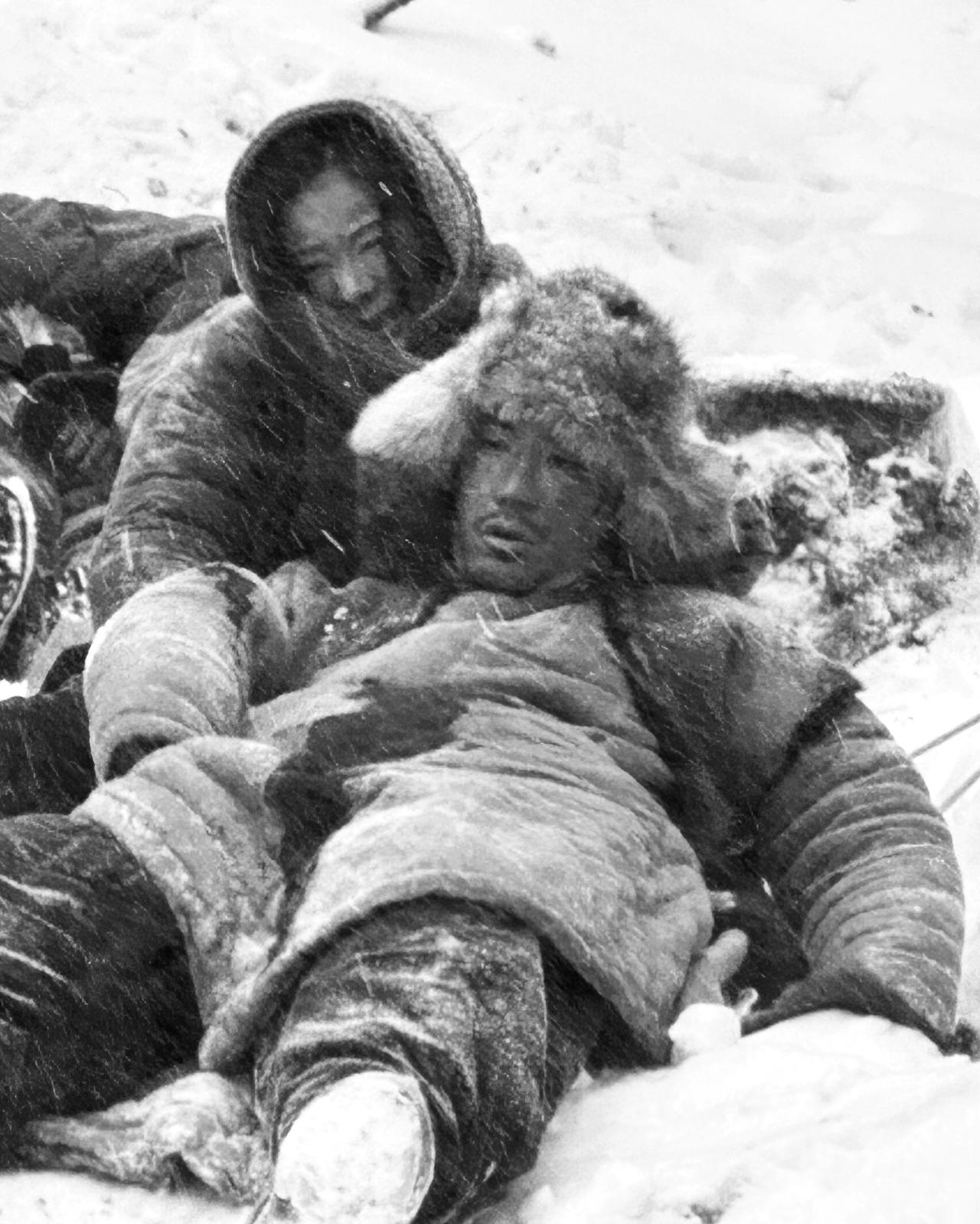 抗联最艰难的岁月里：十几个负伤战士吃完马皮再啃树皮，奄奄一息即将饿死时，耳边响起