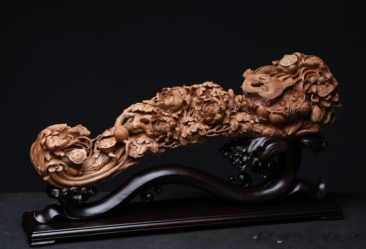一件好作品，远看见气势，近看见功夫。

牡丹盛放，莲花清雅，枝蔓翻卷缠绕，层层递