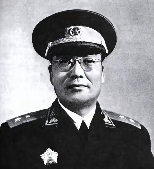他是手握三万重兵的国军上将，却替延安潜伏卧底长达9年，蒋介石严令务必活捉，他反倒