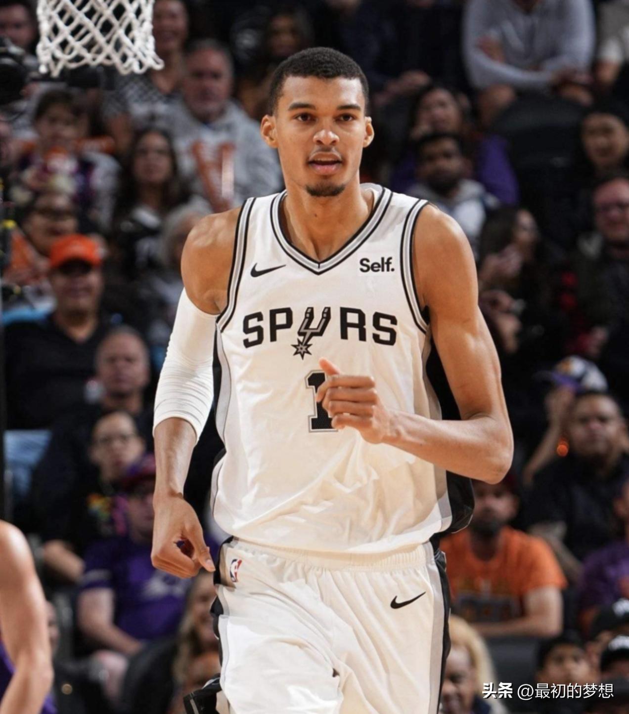 NBA下赛季最值得期待的十大球星！大家认同吗？

1. 亚历山大（雷霆）

连庄