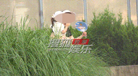 李小璐与年轻男子带孩子逛公园近日，李小璐带着一名年幼女孩逛公园，身边还有一位年轻