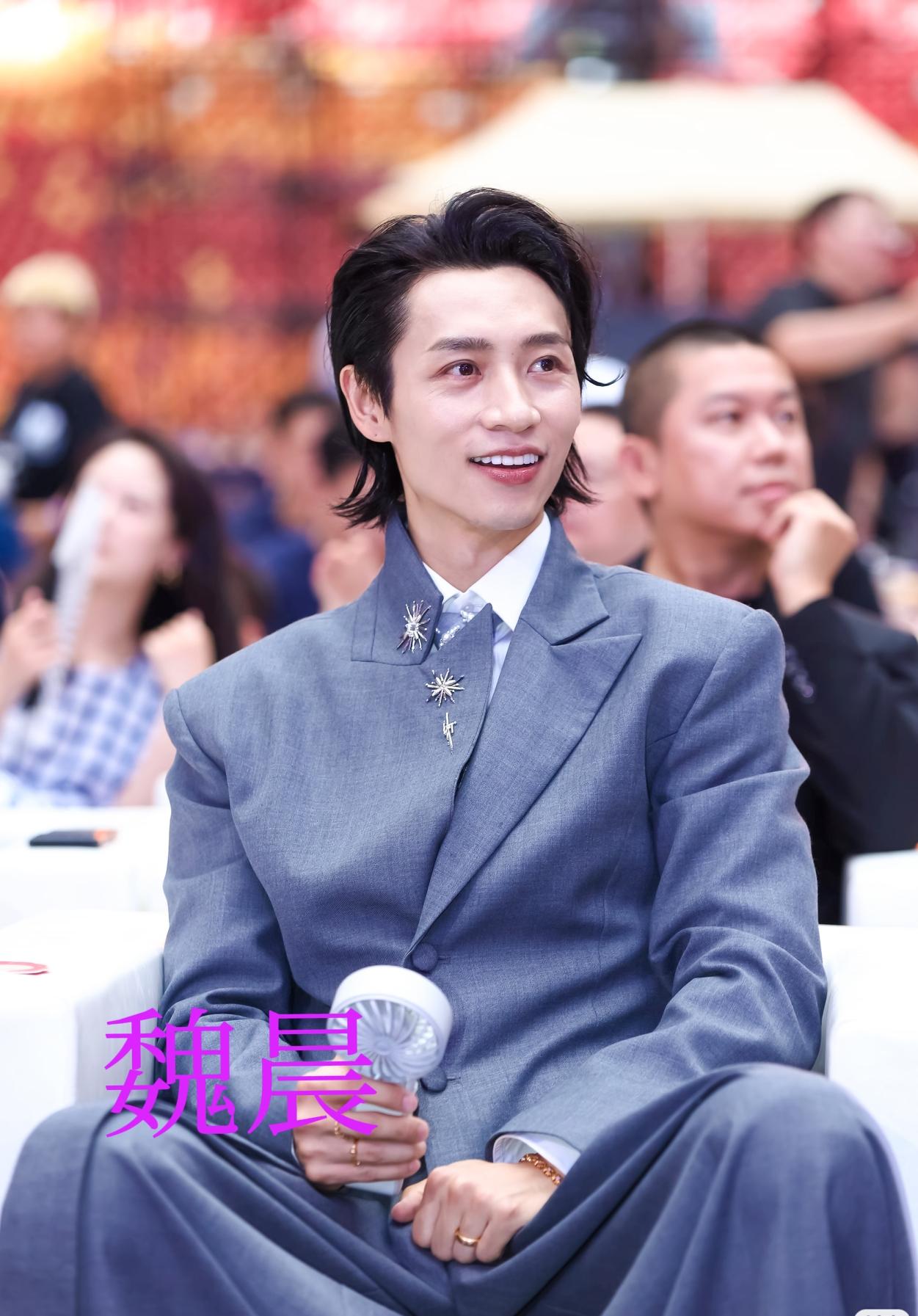 都说长发美女很勾人，可长发卷毛男的魅力也不容小觑！那些卷毛男大，头发蓬松又卷曲，