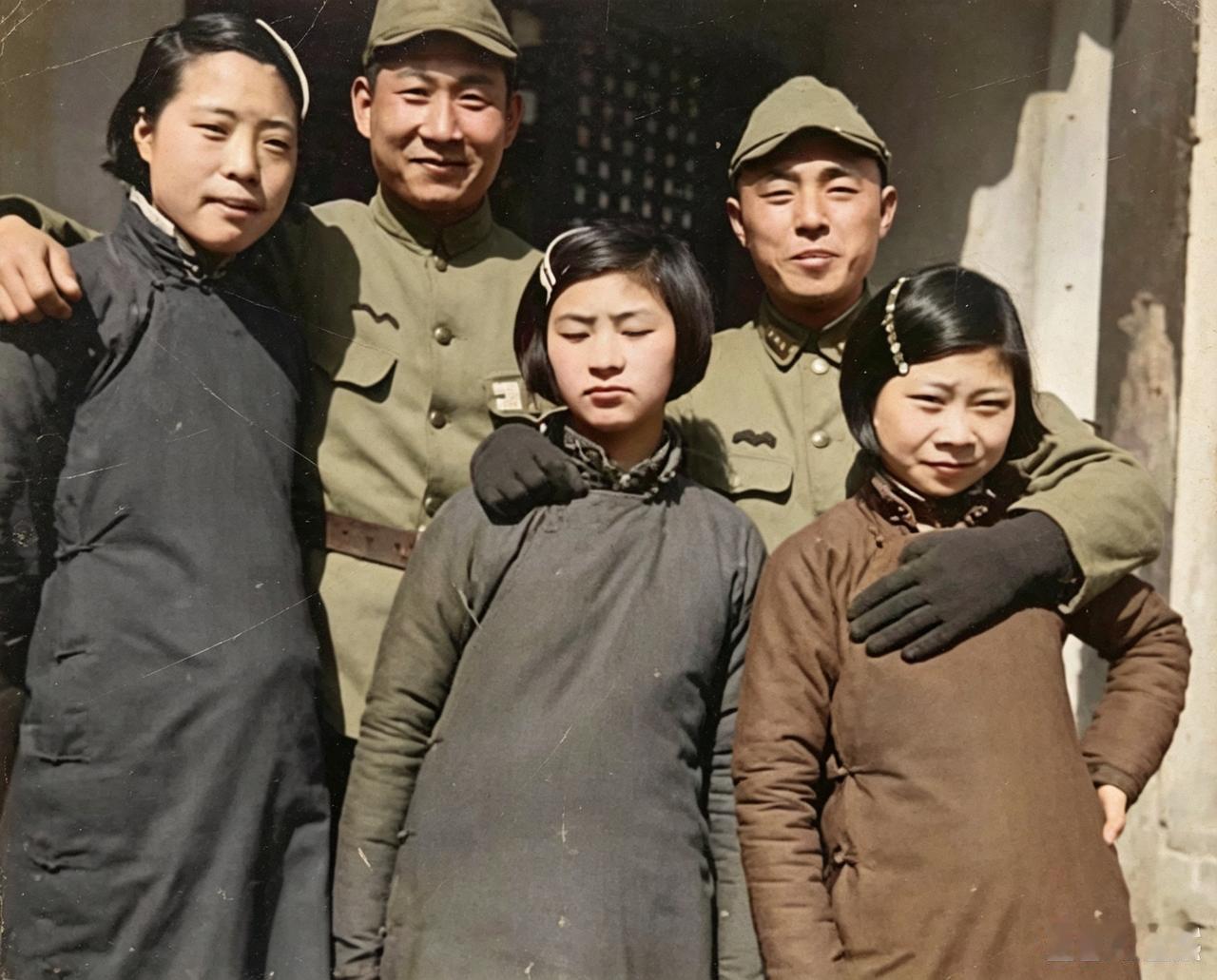 这张老照片是经过后期修复的，侵华日军“慰安妇”制度留存下的沉重铁证。镜头里，两名