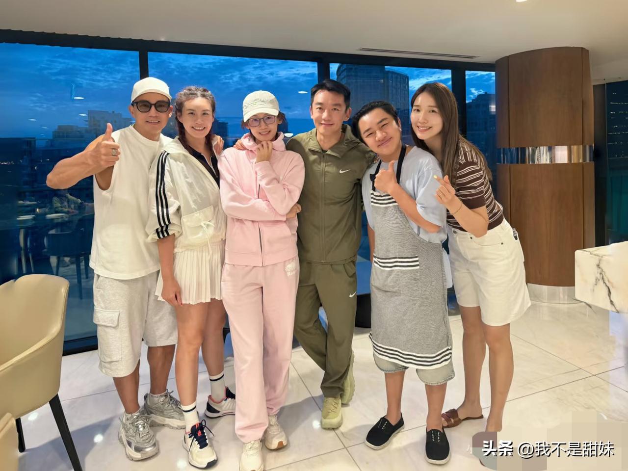 跑男夫妻齐聚打网球🎾！
我什么眼神  把郑恺看成 Rain [捂脸][捂脸]