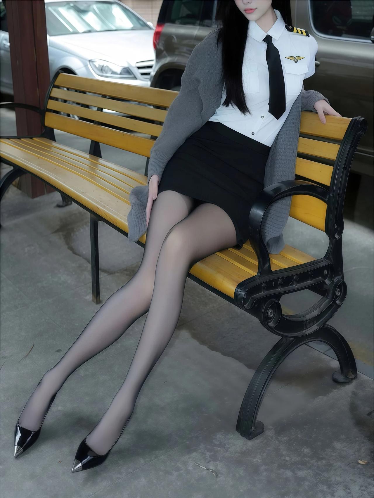 高清美女壁纸丨玉骨冰肌西装裁，墨云衬雪步生香。