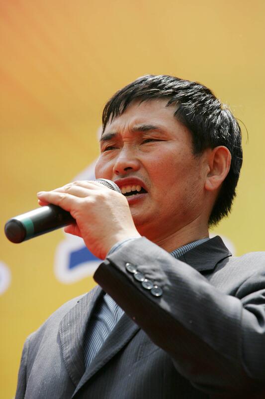 作为中国农民的杰出代表、深受大家喜爱的歌唱家朱之文老师，如今可谓家庭圆满、喜事连