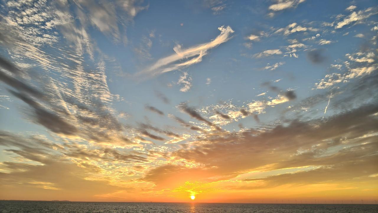 我拍到的落日瞬间这个黄昏🌆落日挺震撼吧，美轮美奂美不胜收，你还有什么赞美的词，