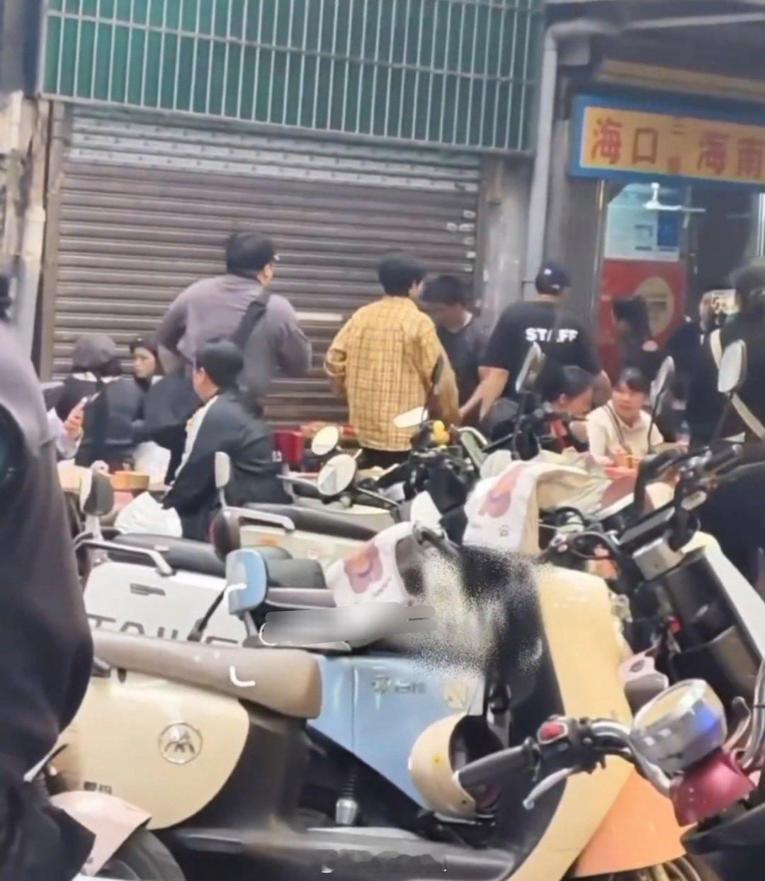 有路人在海口一不小心就偶遇到了贺峻霖，真的是别人做梦都见不到的人，路人幸运到抬头