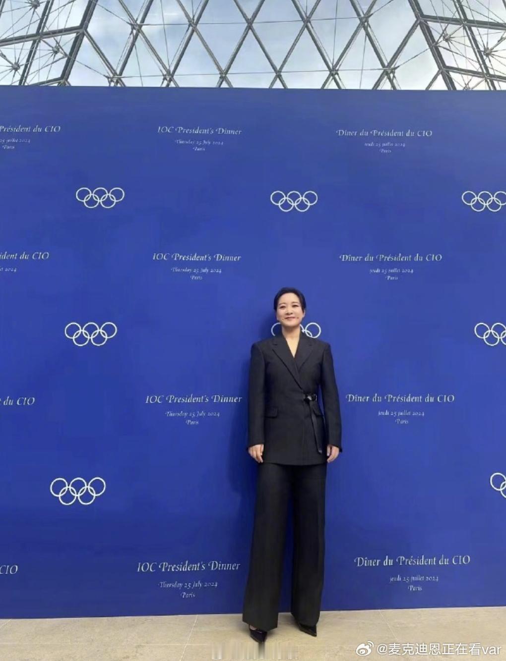 #贾玲亮相奥委会主席晚宴##奥运会# 贾玲一身黑色西服套装自信又干练讲道理贾玲现
