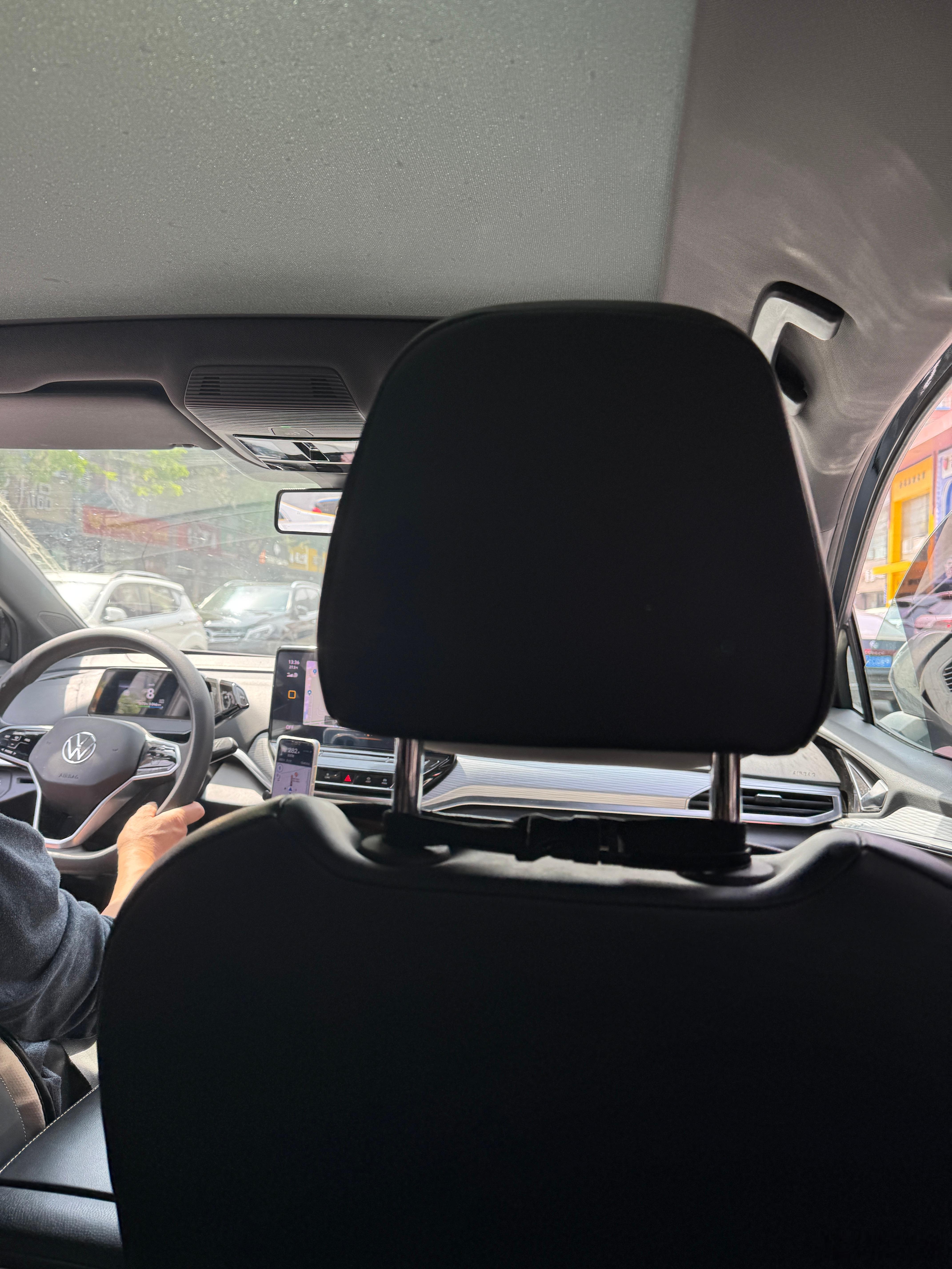 我人还没下车呢，师傅就接好了下一单，突然有点难过，这个场景和人生和爱情多像啊。 