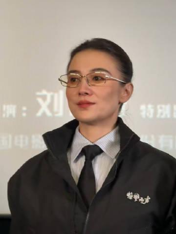 宋佳路演美我一大跳 宋佳《惊蛰无声》路演路透气场绝了，金丝眼镜搭配黑色外套，生图