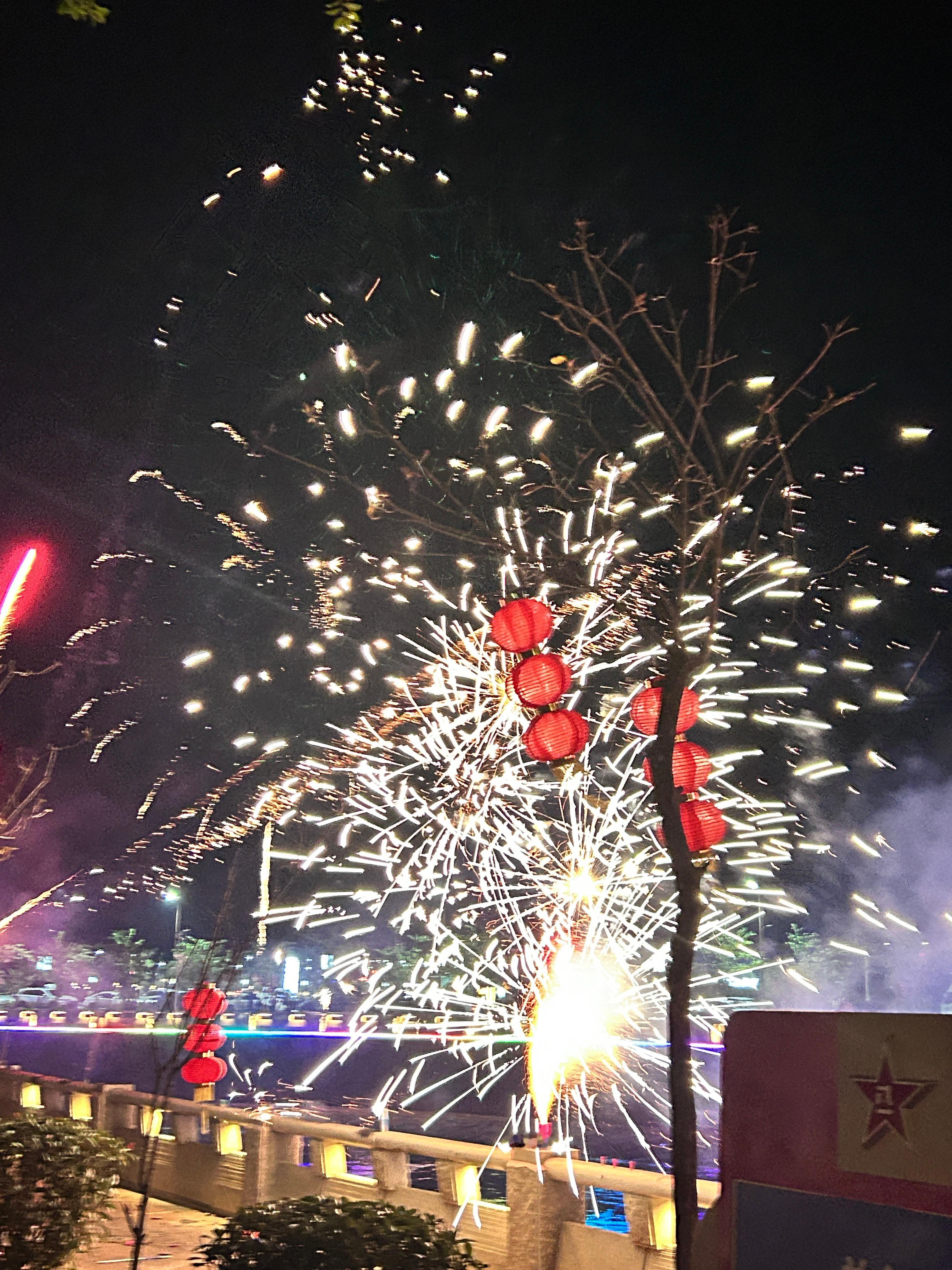 昨天拍的一些觉得很好看的烟花live图～在这里给大家拜年(ʃƪ╹ꇴ╹)🎉新年快