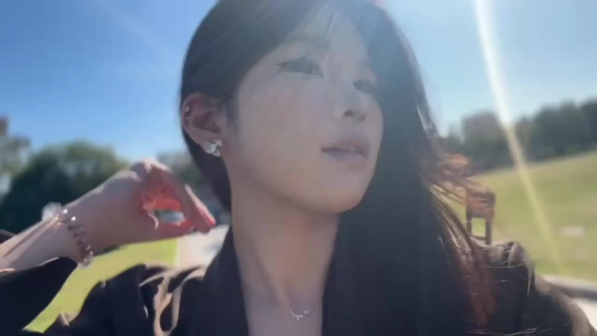 在现实生活里我真的是一个非常屌丝普通的人，视频也是辗转了好几个p图软件...