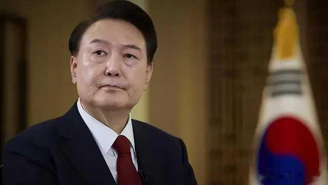 尹锡悦只穿内衣躺牢房地板上拒捕这是一个刺儿头[哈哈][哈哈][哈哈]尹锡悦只穿内