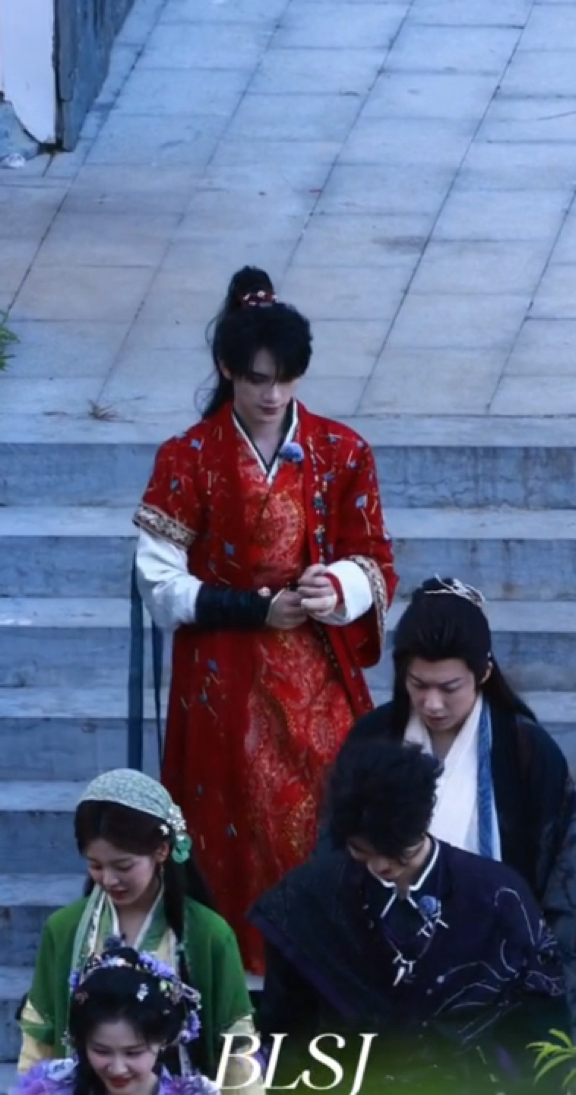 宝宝你经历了什么 头发乱了 衣服也乱了哈哈哈哈哈哈哈哈哈（不是故意笑的 😆😆