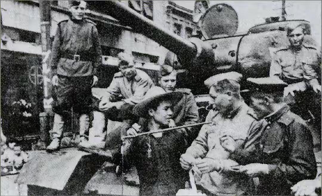 1945年，数百日本战俘勒死苏军看守后暴动，以为能逃出生天，却被押往西伯利亚，十