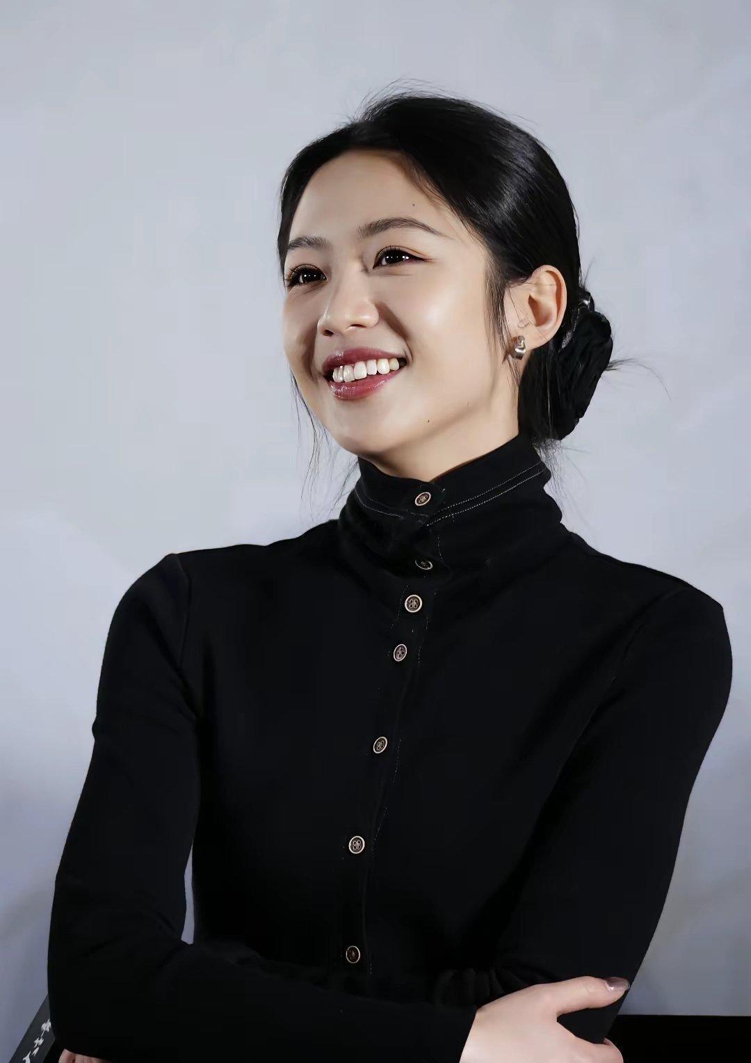 这个世界上我最想不通的人就是向涵之了自己有条件可以好好拍戏搞事业，为什么非要当个