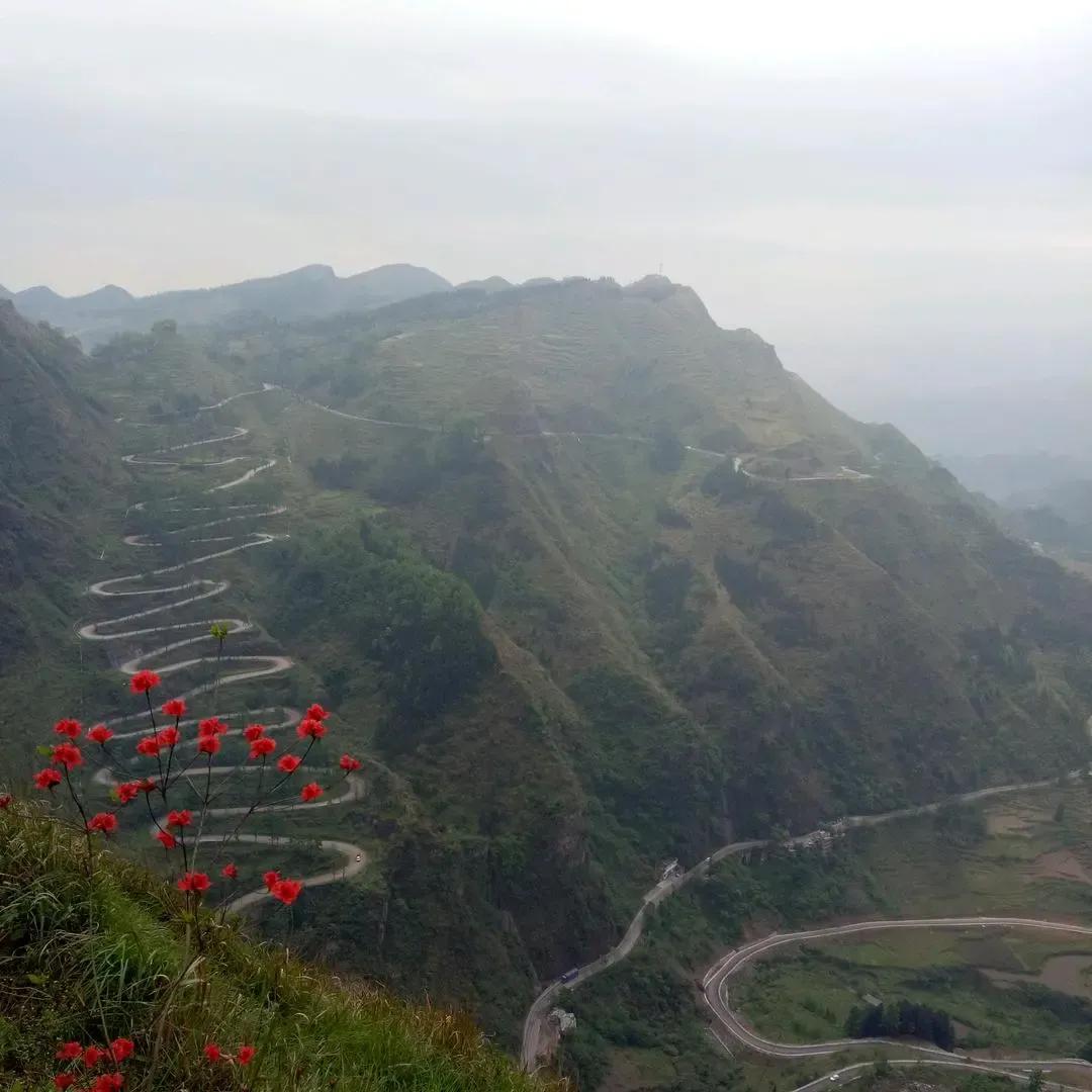 贵州晴隆的二十四道拐，相比河南的郭亮挂壁公路，这个真不算啥吧！