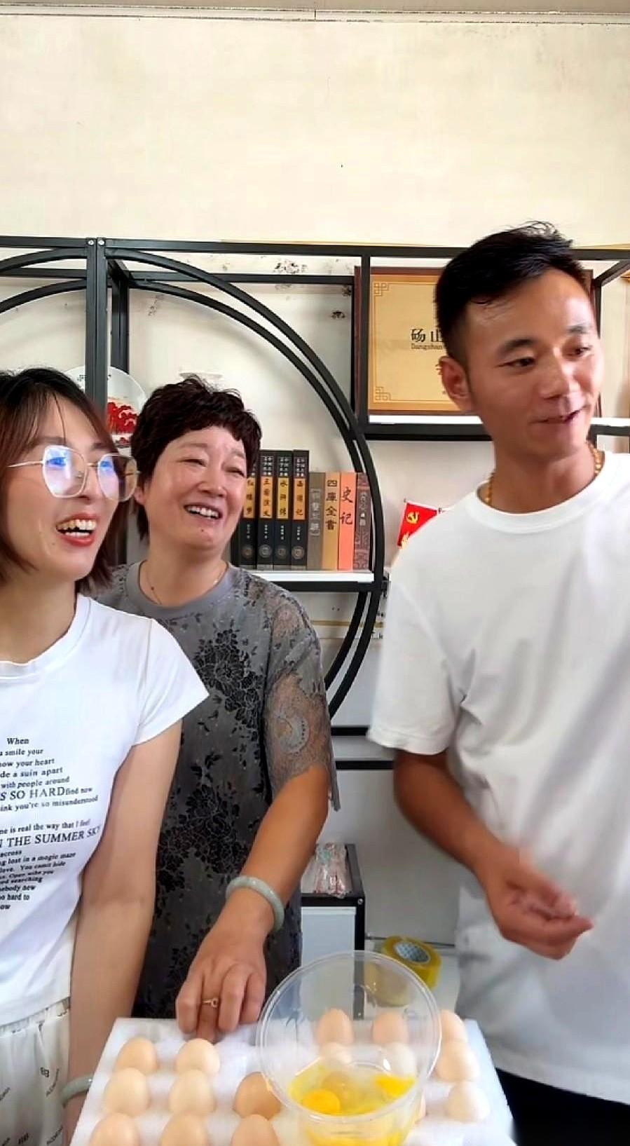 怀远的直播间，现在活脱脱成了一个“温州家族大卖场”。同样是吃同一波网络热度的红利