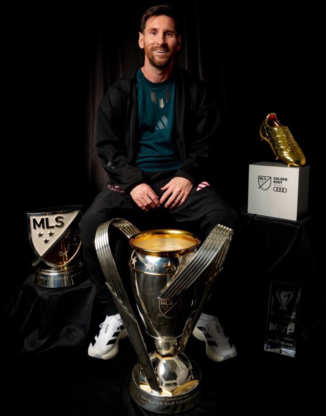 20251211 梅西更新IG，和MLS总冠军奖杯、常规赛MVP奖杯、季后赛MV