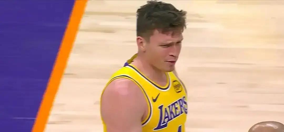 差7.7分。这就是湖人新秀射手被DNP的冰冷答案。
 
球队内部红线是防守效率值