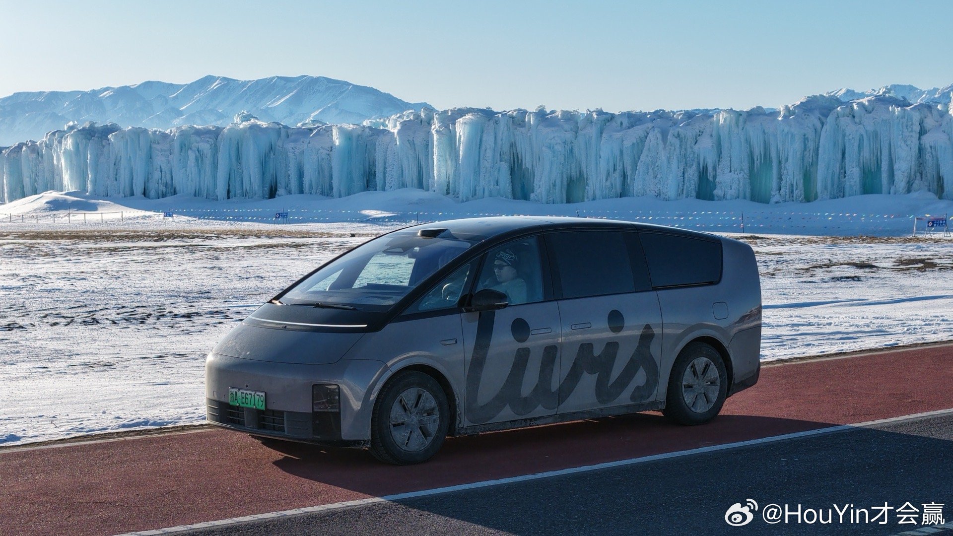 昨晚路过精河县果断下高速吃奔跑的肉饼子这个肉饼子30一个大的老板说我吃不下叫我点